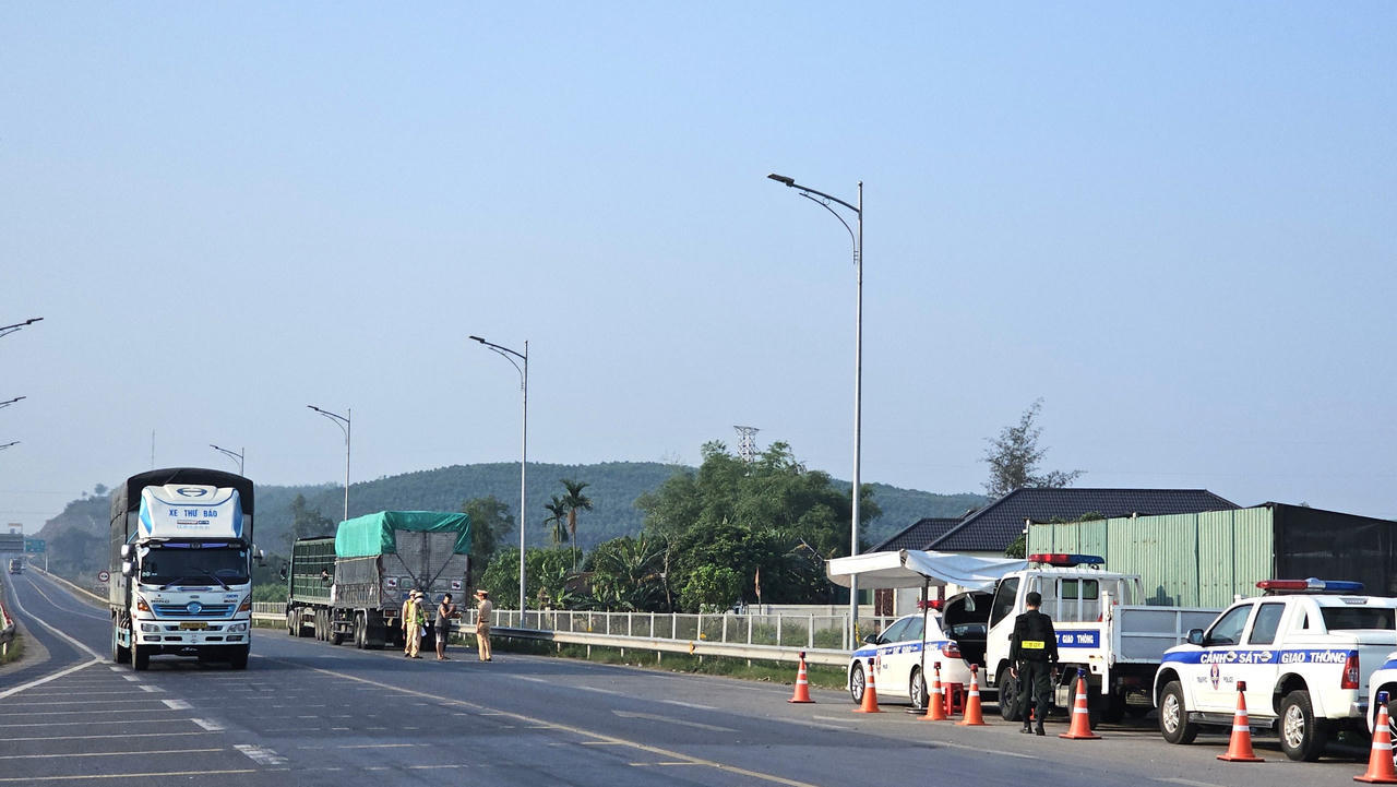 Ngày đầu cấm xe hạng nặng đi vào cao tốc Cam Lộ - La Sơn