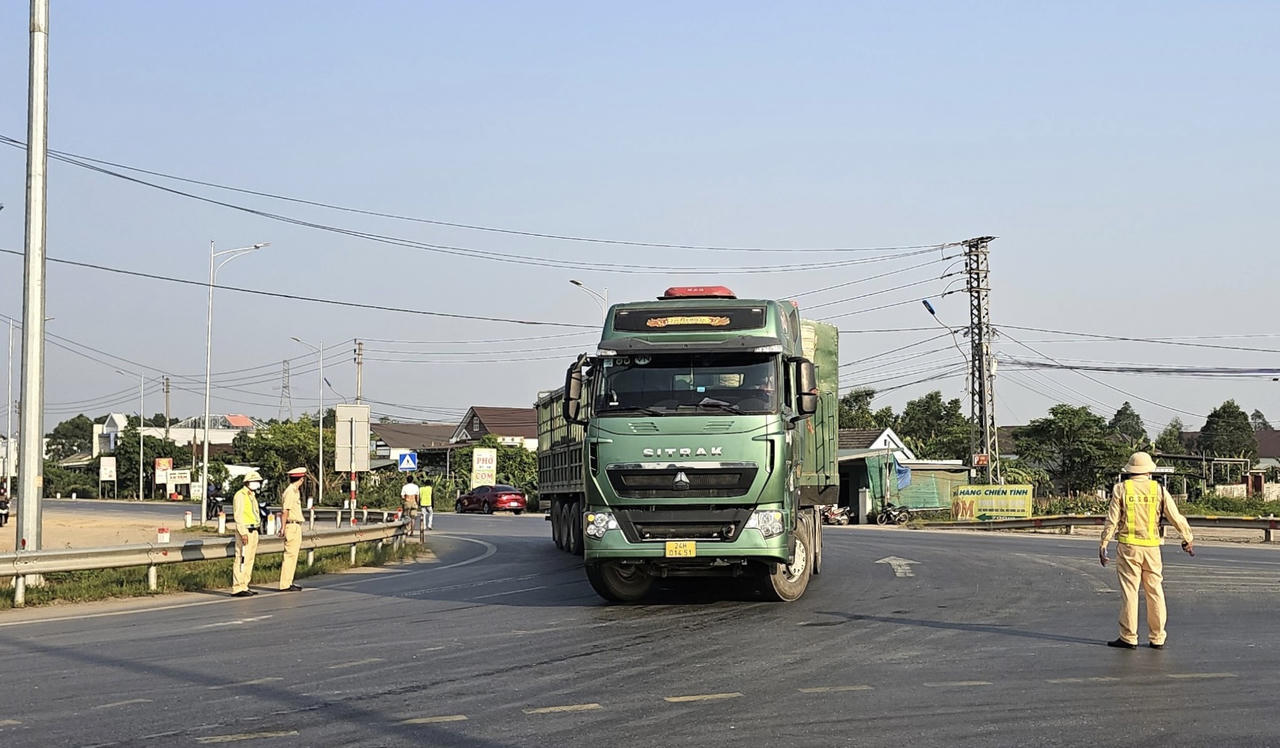 Ngày đầu cấm xe hạng nặng đi vào cao tốc Cam Lộ - La Sơn