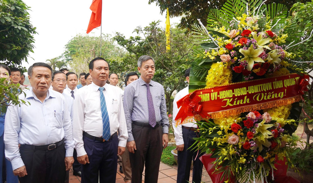 Dâng hoa, dâng hương tưởng niệm 117 năm Ngày sinh Tổng Bí thư Lê Duẩn