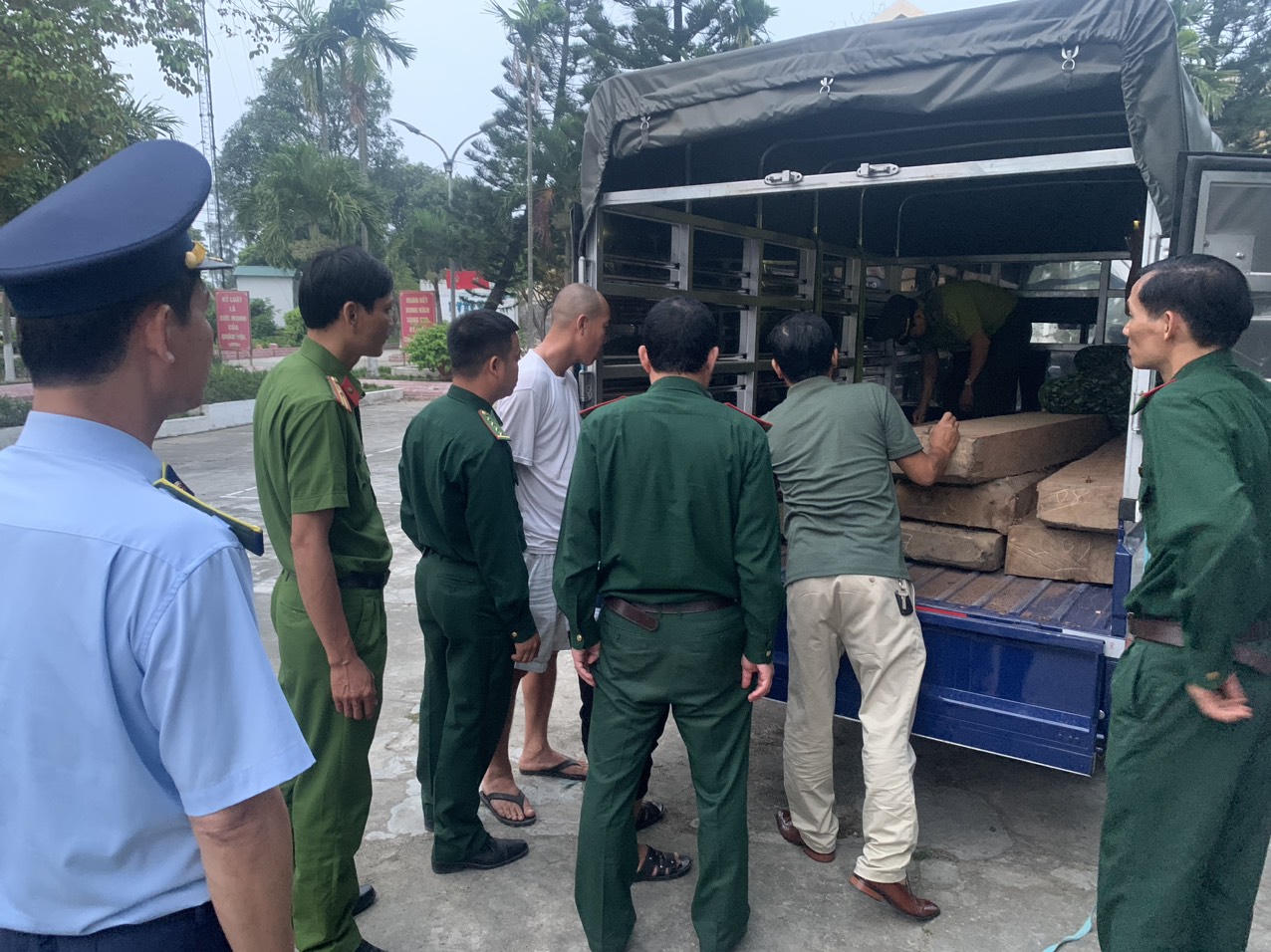 Phát hiện 2 xe ô tô chở 17 phách gỗ không rõ nguồn gốc