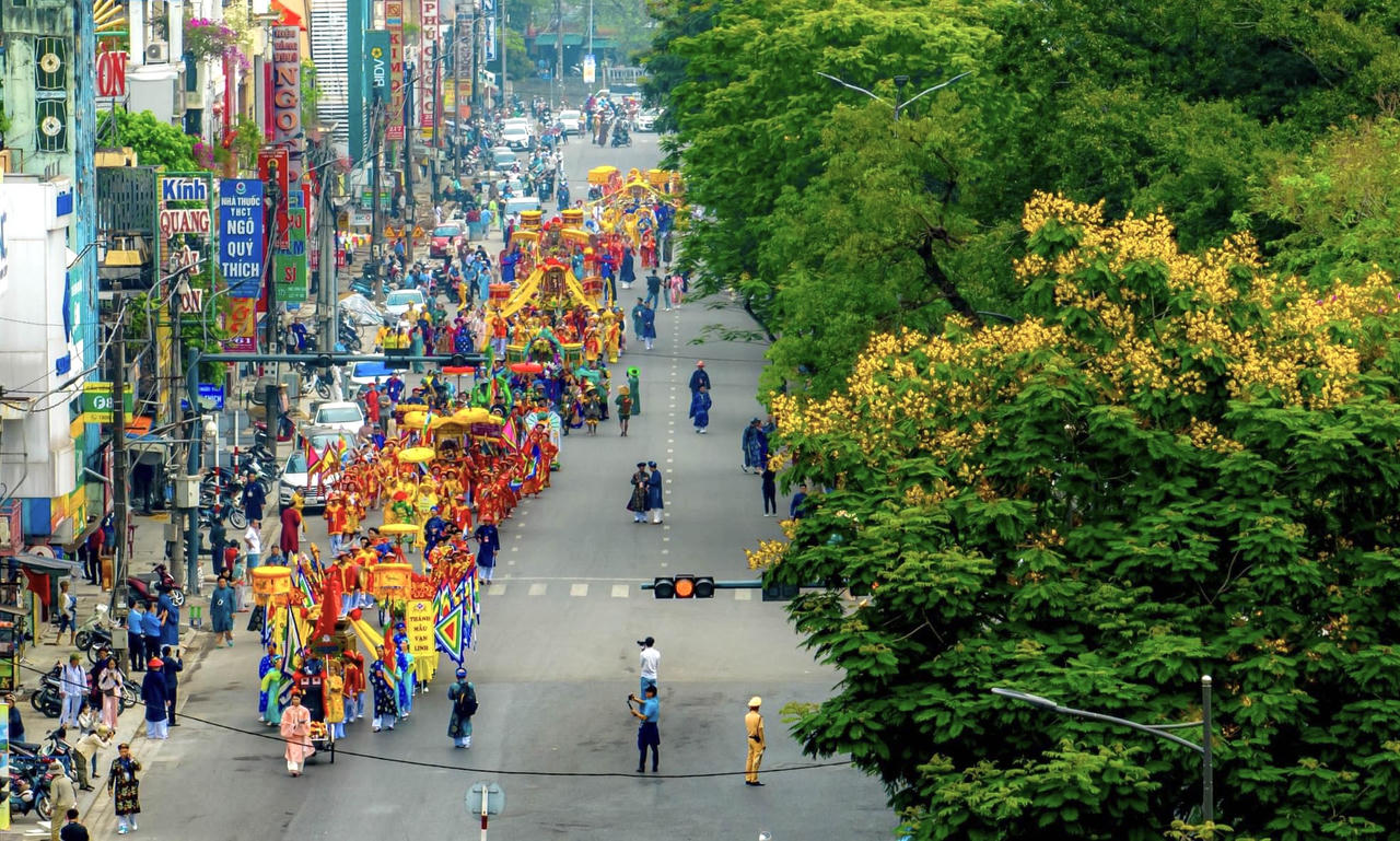 Lễ hội điện Huệ Nam - cuộc trình diễn văn hóa dân gian trên sông Hương