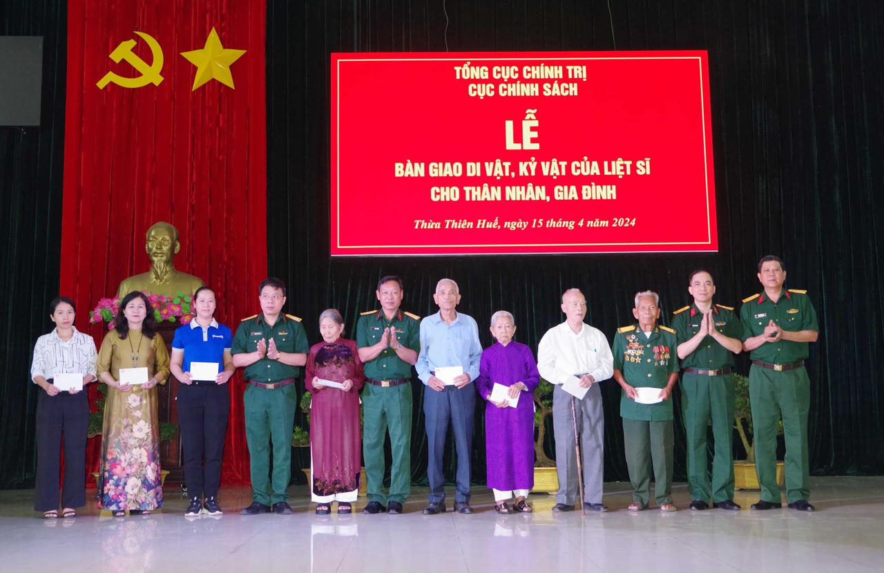 Cục Chính sách bàn giao di vật, kỷ vật cho thân nhân liệt sỹ tại Thừa Thiên Huế