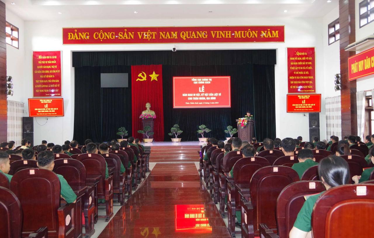 Cục Chính sách bàn giao di vật, kỷ vật cho thân nhân liệt sỹ tại Thừa Thiên Huế