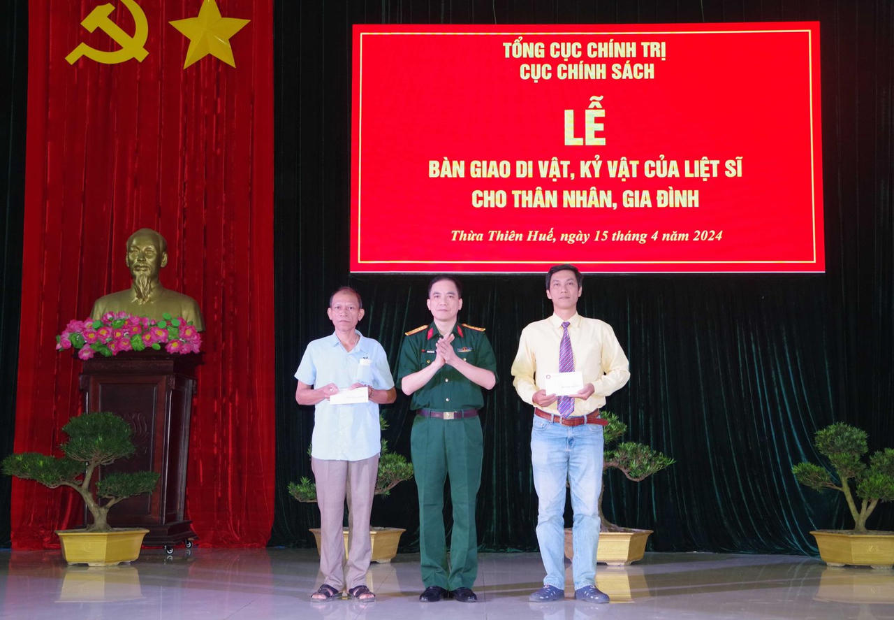 Cục Chính sách bàn giao di vật, kỷ vật cho thân nhân liệt sỹ tại Thừa Thiên Huế