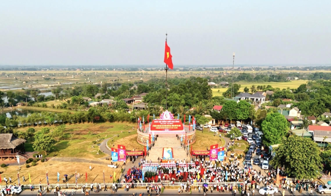 Thiêng liêng Lễ Thượng cờ 'Thống nhất non sông' tại đôi bờ Hiền Lương - Bến Hải