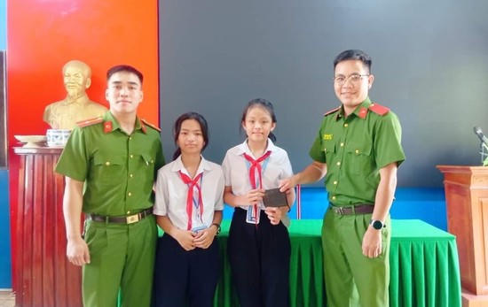 Tuyên dương 5 học sinh nhặt được của rơi trả người đánh mất