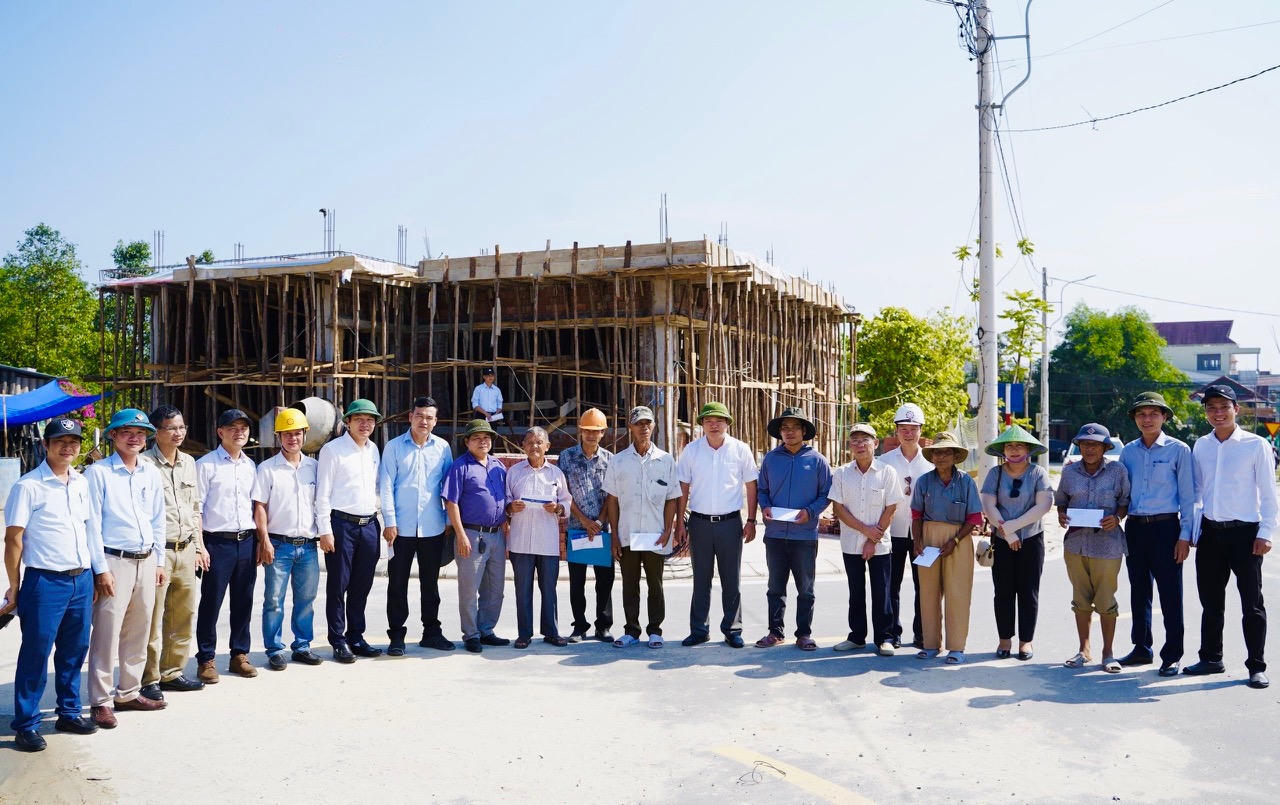 Thị xã Hương Thuỷ khen thưởng các hộ dân gương mẫu bàn giao mặt bằng