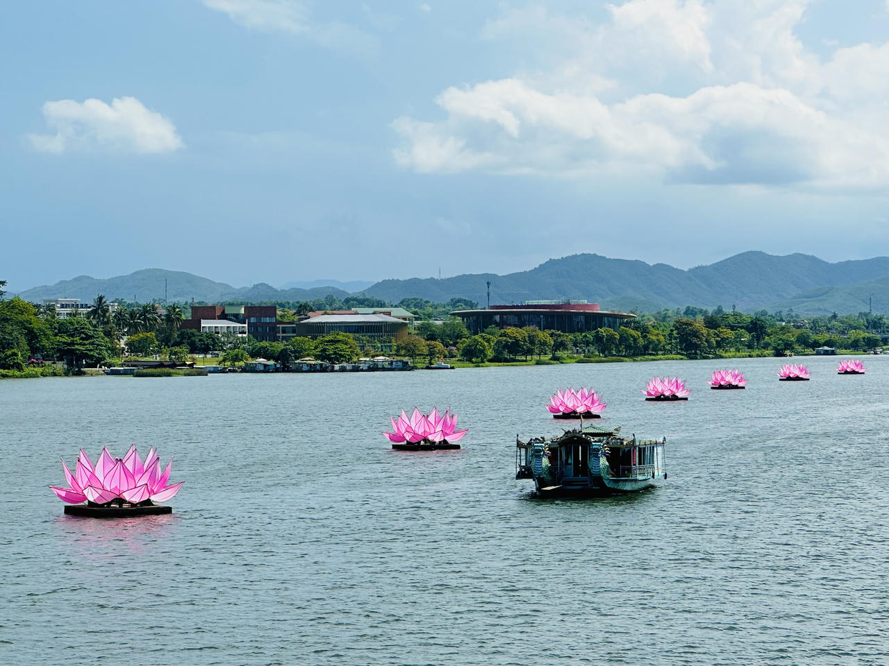 Cố đô Huế rực rỡ cờ hoa đón mừng lễ Phật đản