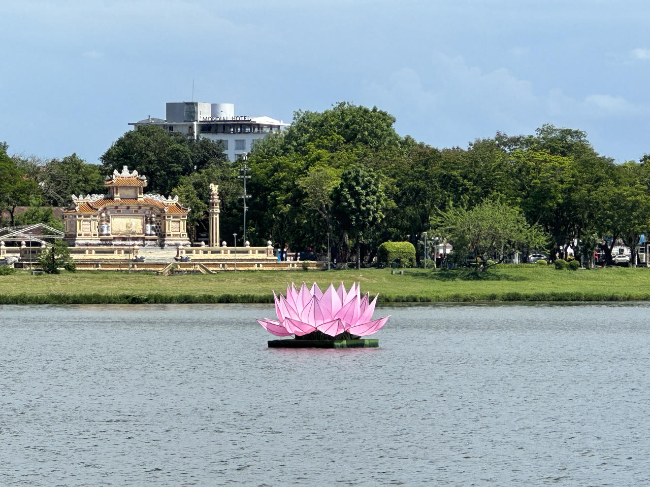 Cố đô Huế rực rỡ cờ hoa đón mừng lễ Phật đản