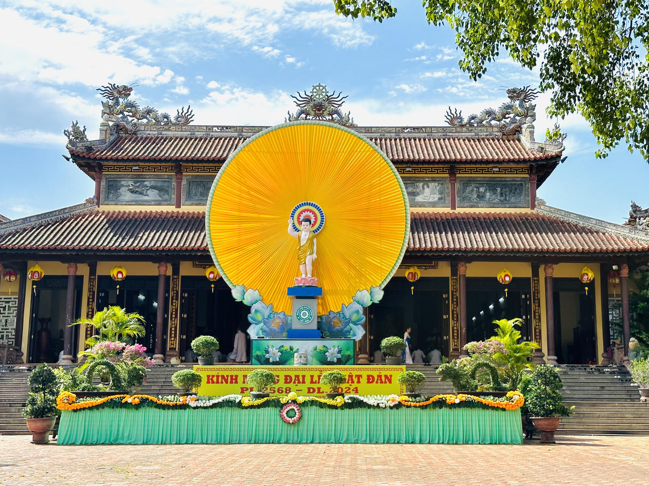 Cố đô Huế rực rỡ cờ hoa đón mừng lễ Phật đản