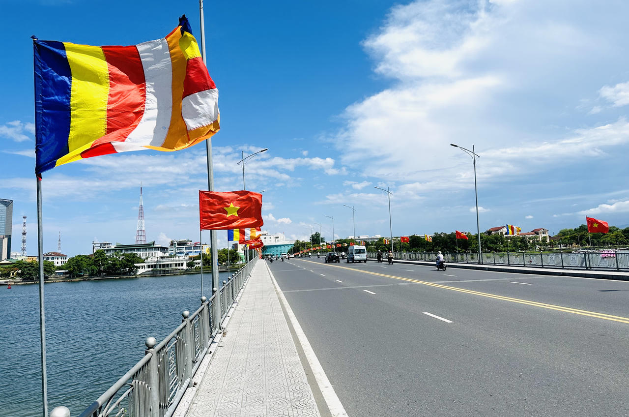 Cố đô Huế rực rỡ cờ hoa đón mừng lễ Phật đản