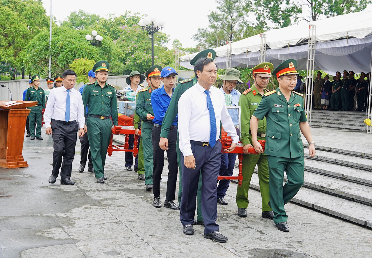 Quảng Trị trọng thể truy điệu, an táng 12 hài cốt liệt sĩ hy sinh tại Lào