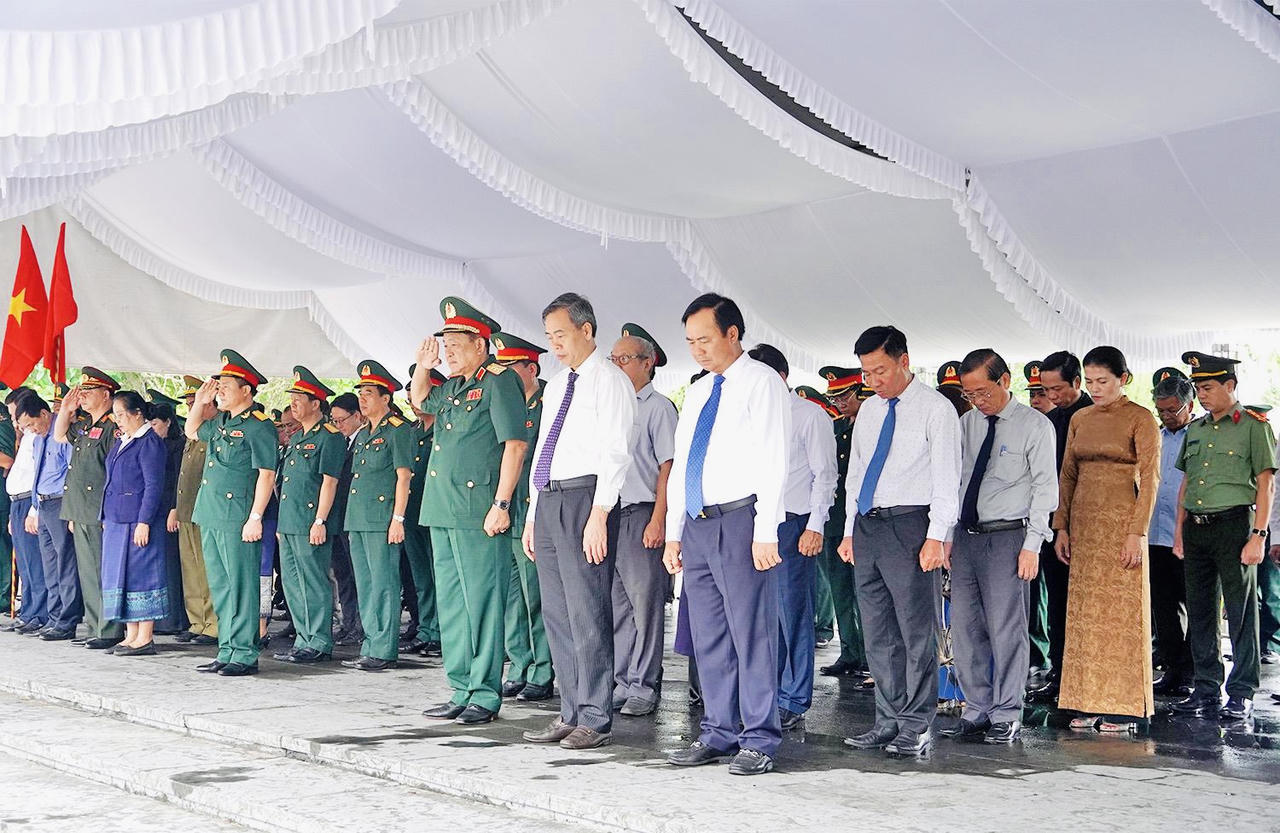 Quảng Trị trọng thể truy điệu, an táng 12 hài cốt liệt sĩ hy sinh tại Lào