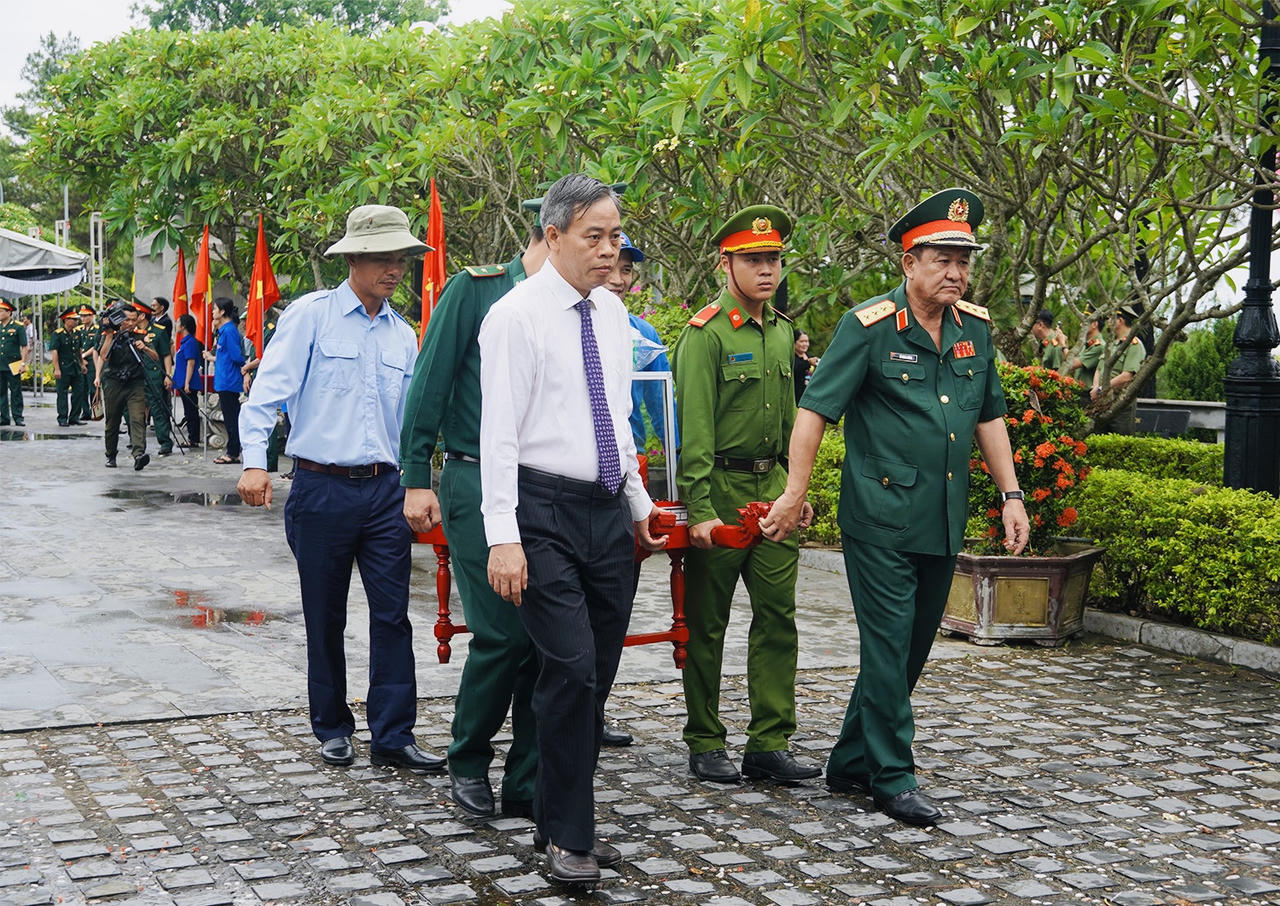 Quảng Trị trọng thể truy điệu, an táng 12 hài cốt liệt sĩ hy sinh tại Lào