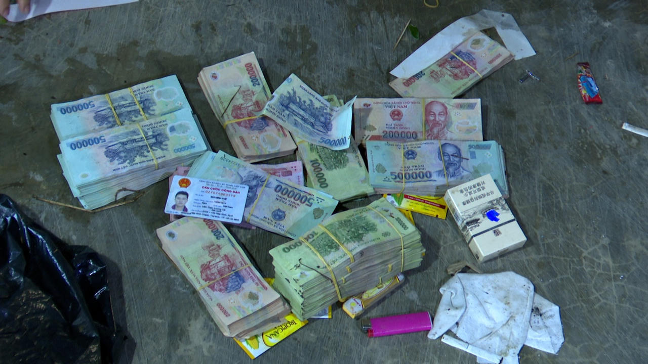 Đột kích 'ổ bạc' trong chòi canh tôm ở Quảng Trị, thu giữ gần 1 tỷ đồng