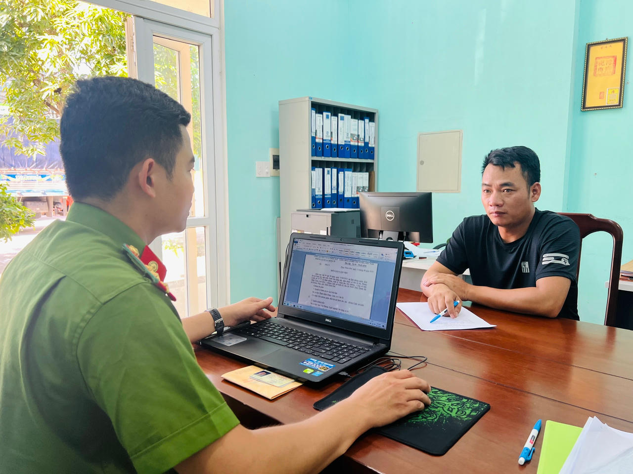 Bắt xe tải chở hàng chục bình khí cười