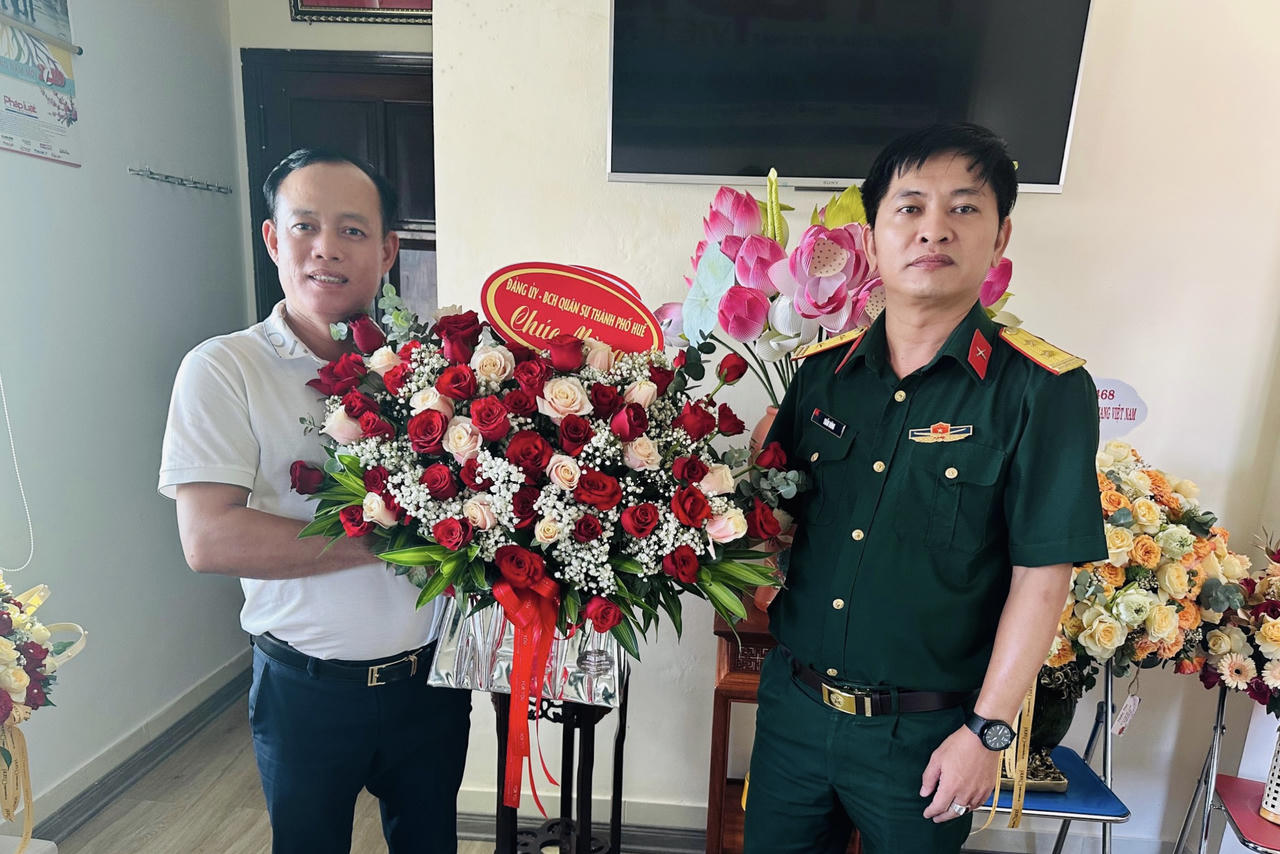 Cơ quan, đơn vị chúc mừng Văn phòng đại diện Báo PLVN tại Đà Nẵng dịp 21/6