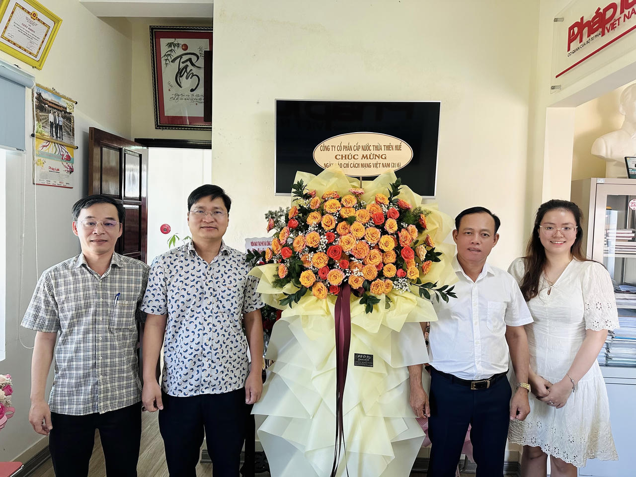 Cơ quan, đơn vị chúc mừng Văn phòng đại diện Báo PLVN tại Đà Nẵng dịp 21/6