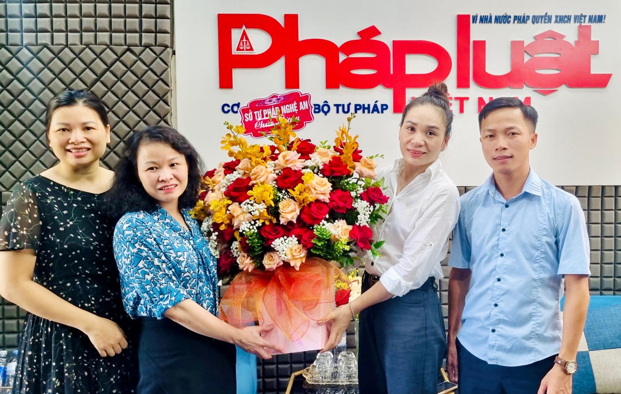 Cơ quan, đơn vị chúc mừng Văn phòng đại diện Báo PLVN tại Đà Nẵng dịp 21/6