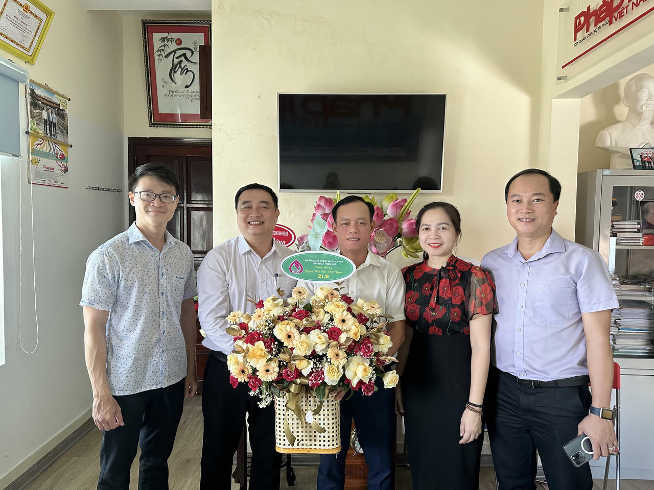 Cơ quan, đơn vị chúc mừng Văn phòng đại diện Báo PLVN tại Đà Nẵng dịp 21/6