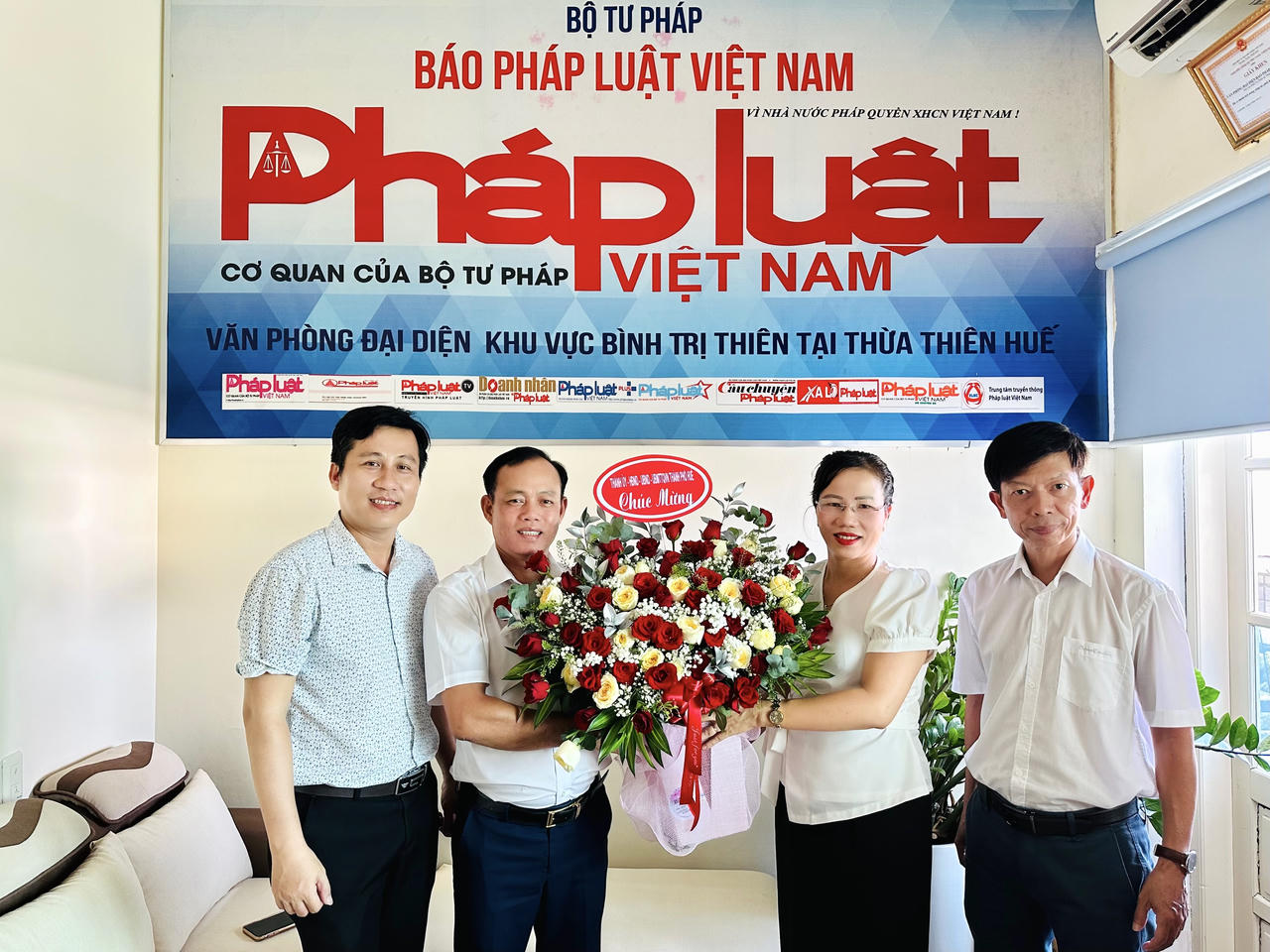 Cơ quan, đơn vị chúc mừng Văn phòng đại diện Báo PLVN tại Đà Nẵng dịp 21/6