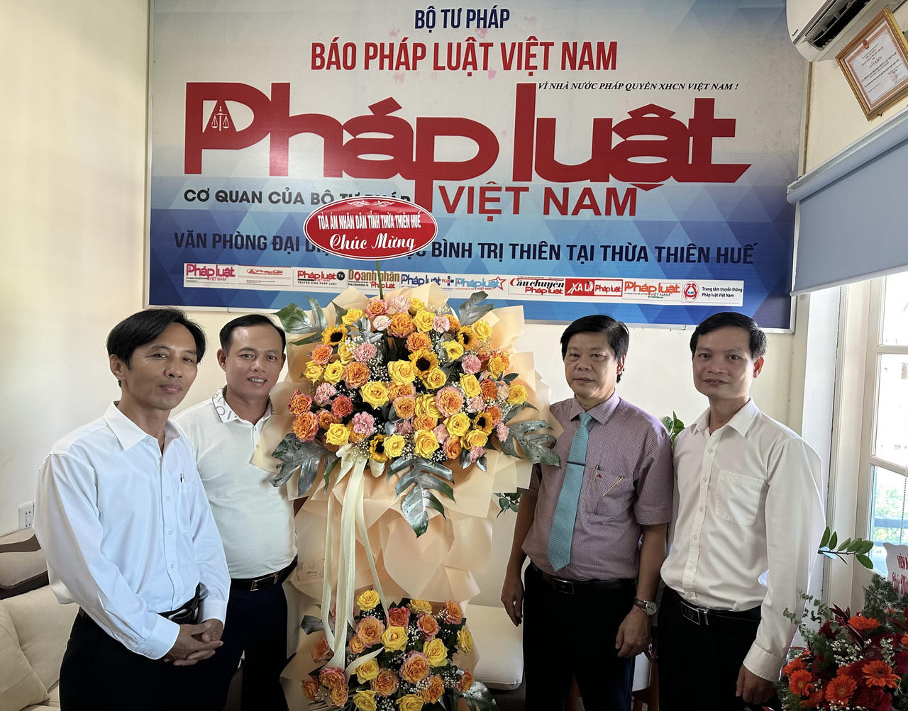 Cơ quan, đơn vị chúc mừng Văn phòng đại diện Báo PLVN tại Đà Nẵng dịp 21/6