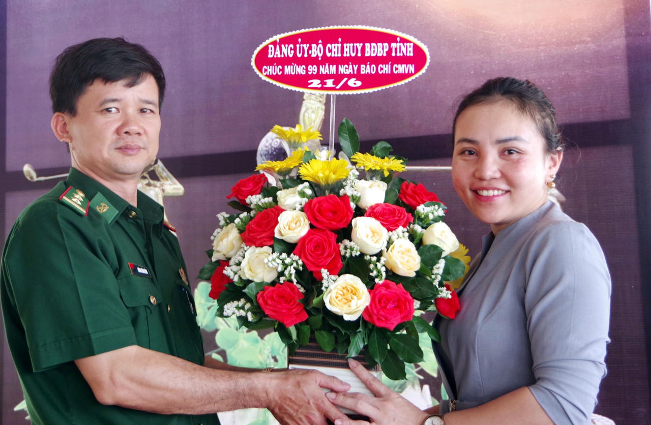 Cơ quan, đơn vị chúc mừng Văn phòng đại diện Báo PLVN tại Đà Nẵng dịp 21/6