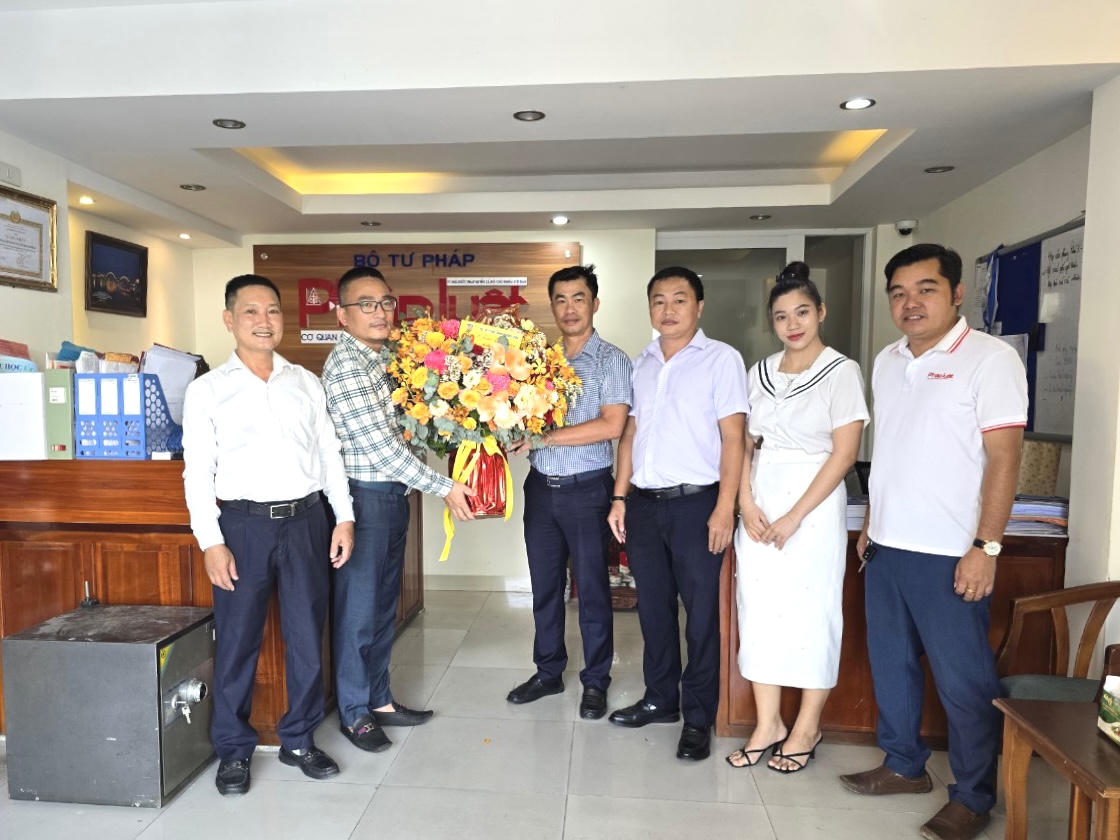 Cơ quan, đơn vị chúc mừng Văn phòng đại diện Báo PLVN tại Đà Nẵng dịp 21/6