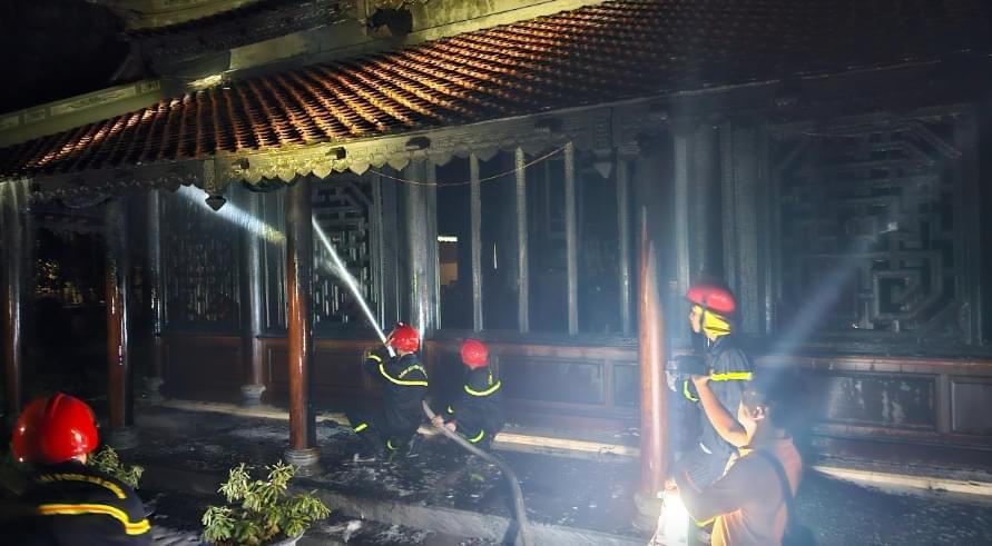 Cháy dữ dội chùa Thuyền Lâm trong đêm