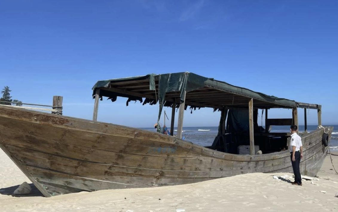 Tiêu huỷ tàu không người lái trôi dạt vào bờ biển tỉnh Quảng Trị