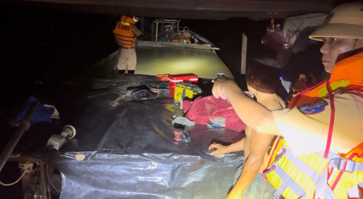 CSGT đường thủy Quảng Bình phát hiện nhiều tàu hút cát trái phép trên sông