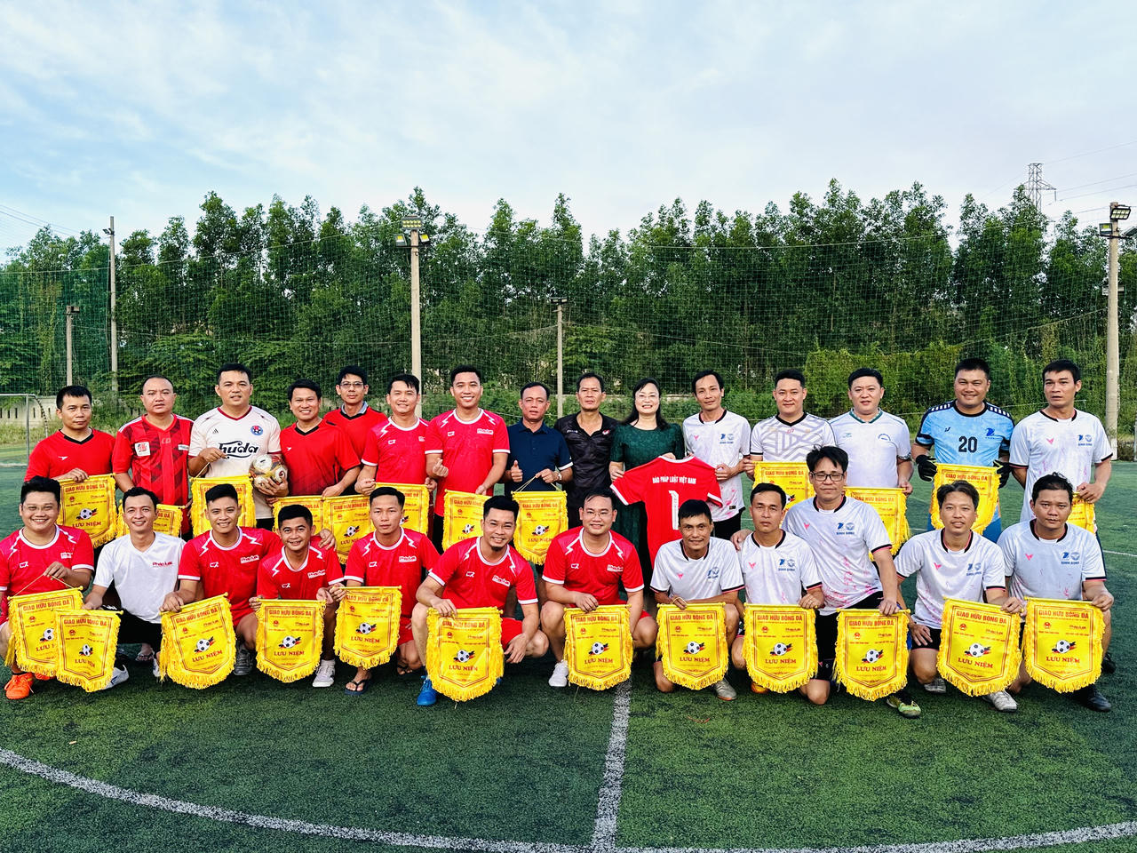 Giao hữu bóng đá giữa đội bóng Báo Pháp luật Việt Nam và đội bóng Sở Thông tin và Truyền thông tỉnh Bình Định