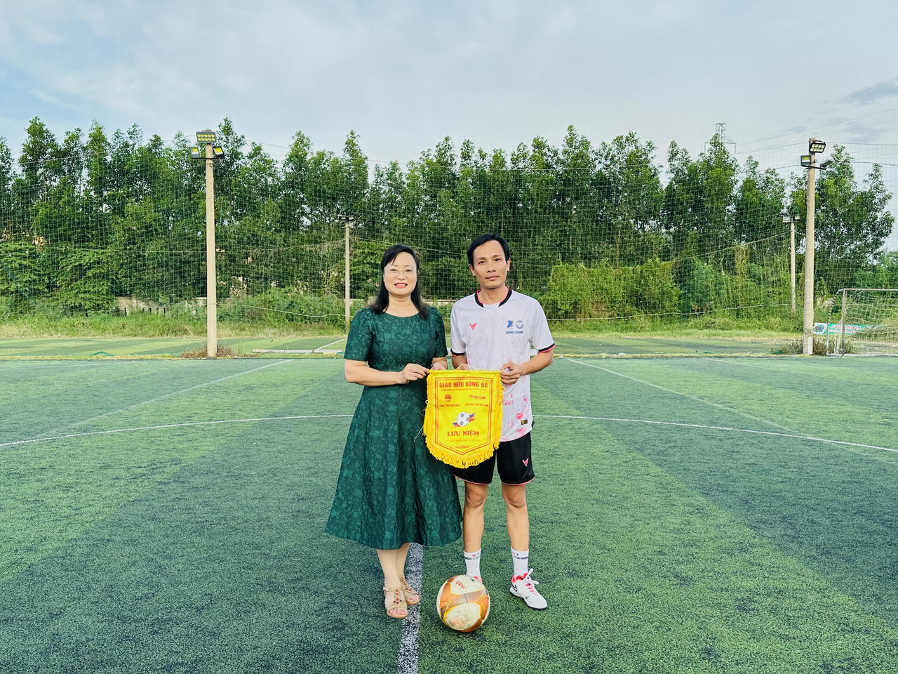 Giao hữu bóng đá giữa đội bóng Báo Pháp luật Việt Nam và đội bóng Sở Thông tin và Truyền thông tỉnh Bình Định