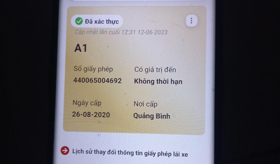 CSGT Quảng Bình tạm giữ nhiều giấy phép lái xe trên ứng dụng VneID