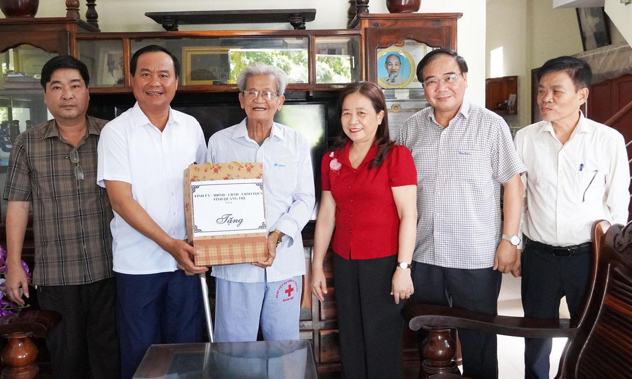 Thăm, tặng quà người có công với cách mạng ở Quảng Trị