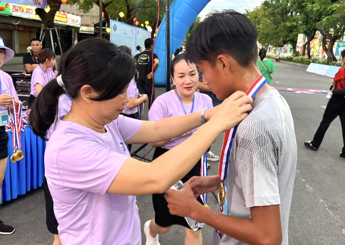 Gần 1.000 vận động viên tham giải chạy Khỏe cùng 'Đông Ba Market Jogging 2024'