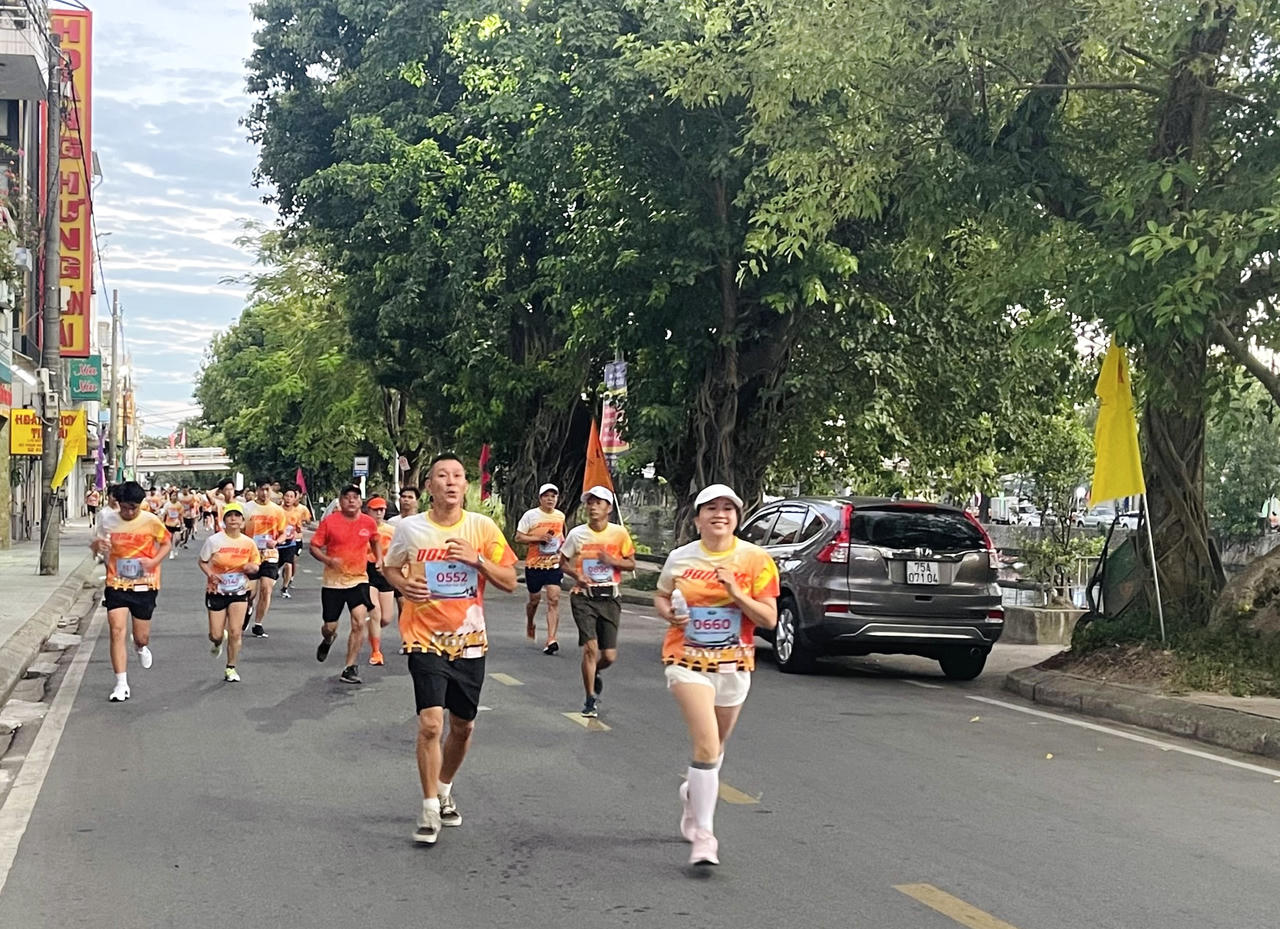 Gần 1.000 vận động viên tham giải chạy Khỏe cùng 'Đông Ba Market Jogging 2024'