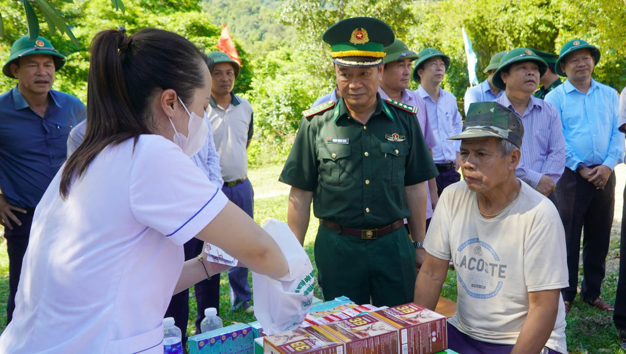 Bí thư Tỉnh ủy Quảng Bình thăm, tặng quà tại bản biên giới Trường Sơn
