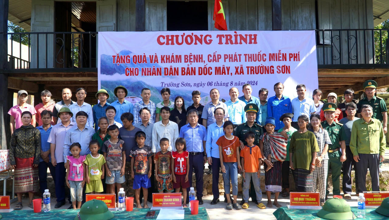 Bí thư Tỉnh ủy Quảng Bình thăm, tặng quà tại bản biên giới Trường Sơn