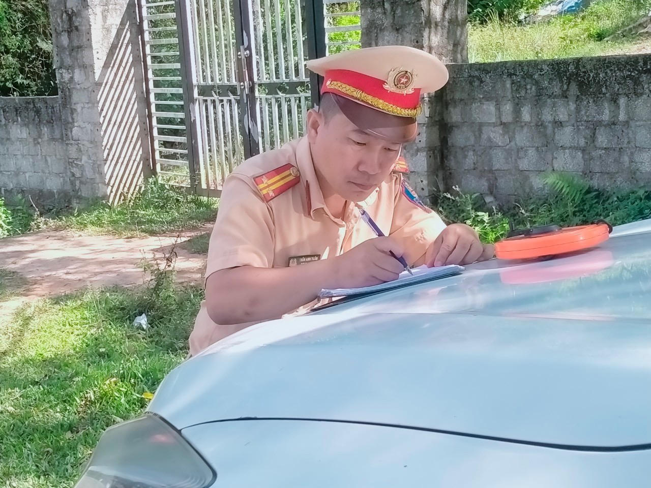 Hình ảnh nhận 'mưa lời khen' của CSGT Quảng Bình 