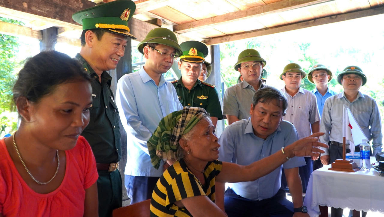 Bí thư Tỉnh ủy Quảng Bình thăm, tặng quà tại bản biên giới Trường Sơn