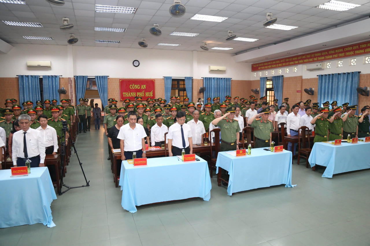 Trao bằng Tổ quốc ghi công cho thân nhân liệt sĩ Trần Duy Hùng