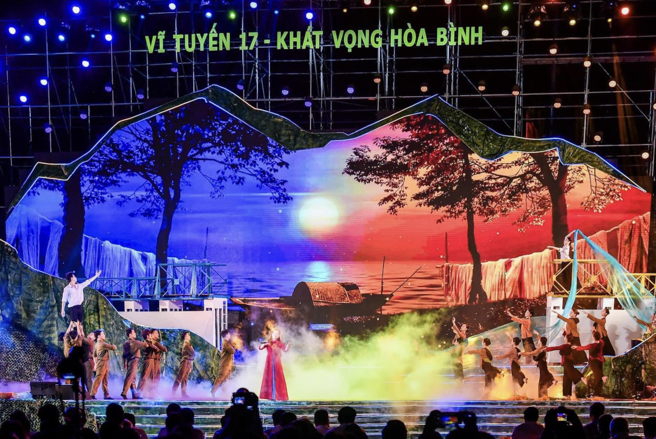 Sâu lắng, xúc động chương trình nghệ thuật đặc biệt 'Vĩ tuyến 17 - Khát vọng hòa bình'
