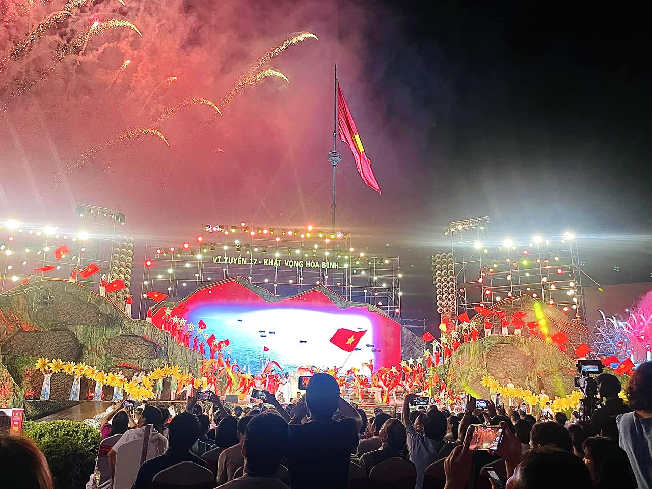 Sâu lắng, xúc động chương trình nghệ thuật đặc biệt 'Vĩ tuyến 17 - Khát vọng hòa bình'