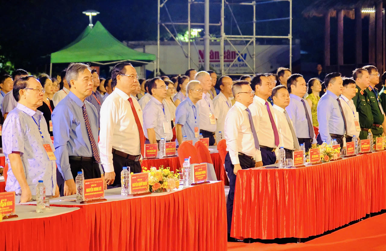 Sâu lắng, xúc động chương trình nghệ thuật đặc biệt 'Vĩ tuyến 17 - Khát vọng hòa bình'