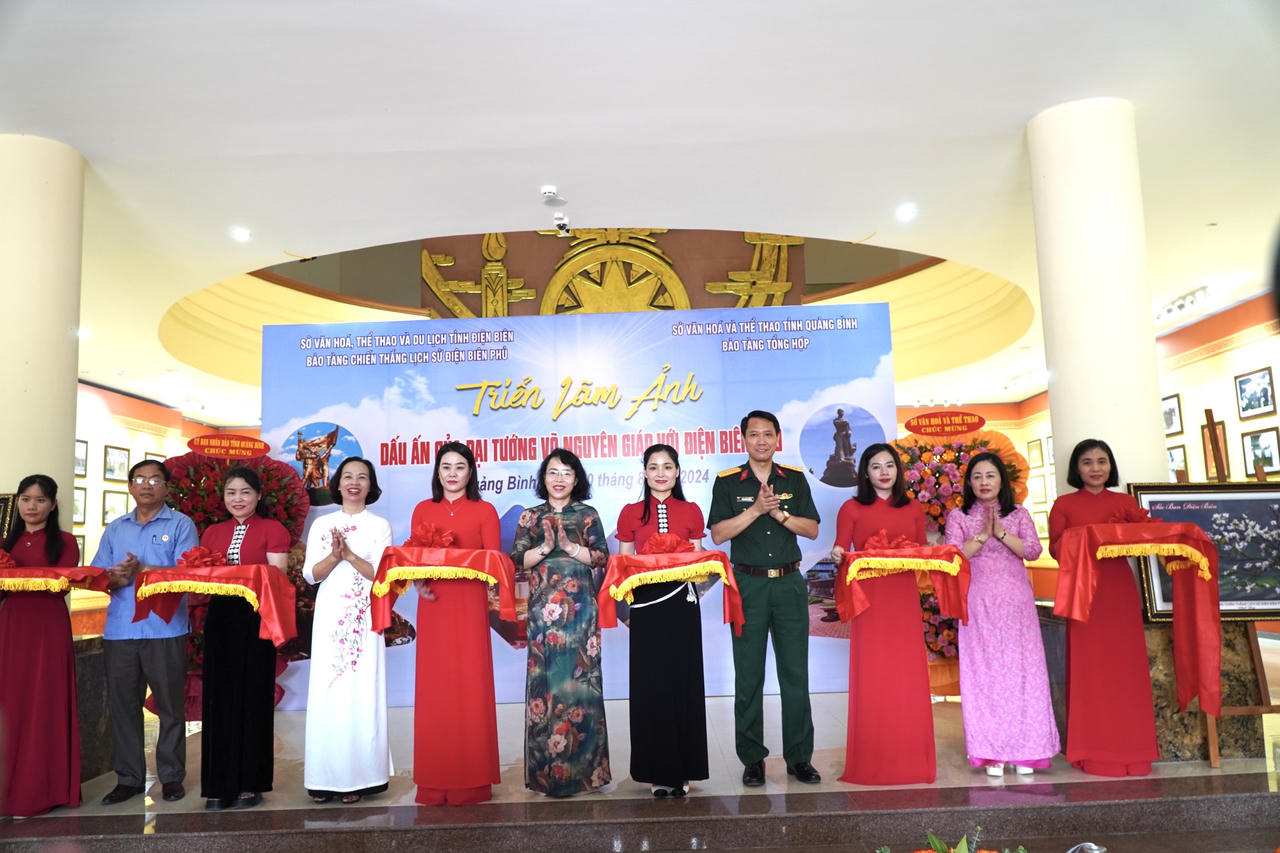 Trưng bày 103 bức ảnh Đại tướng Võ Nguyên Giáp với Điện Biên Phủ tại Quảng Bình