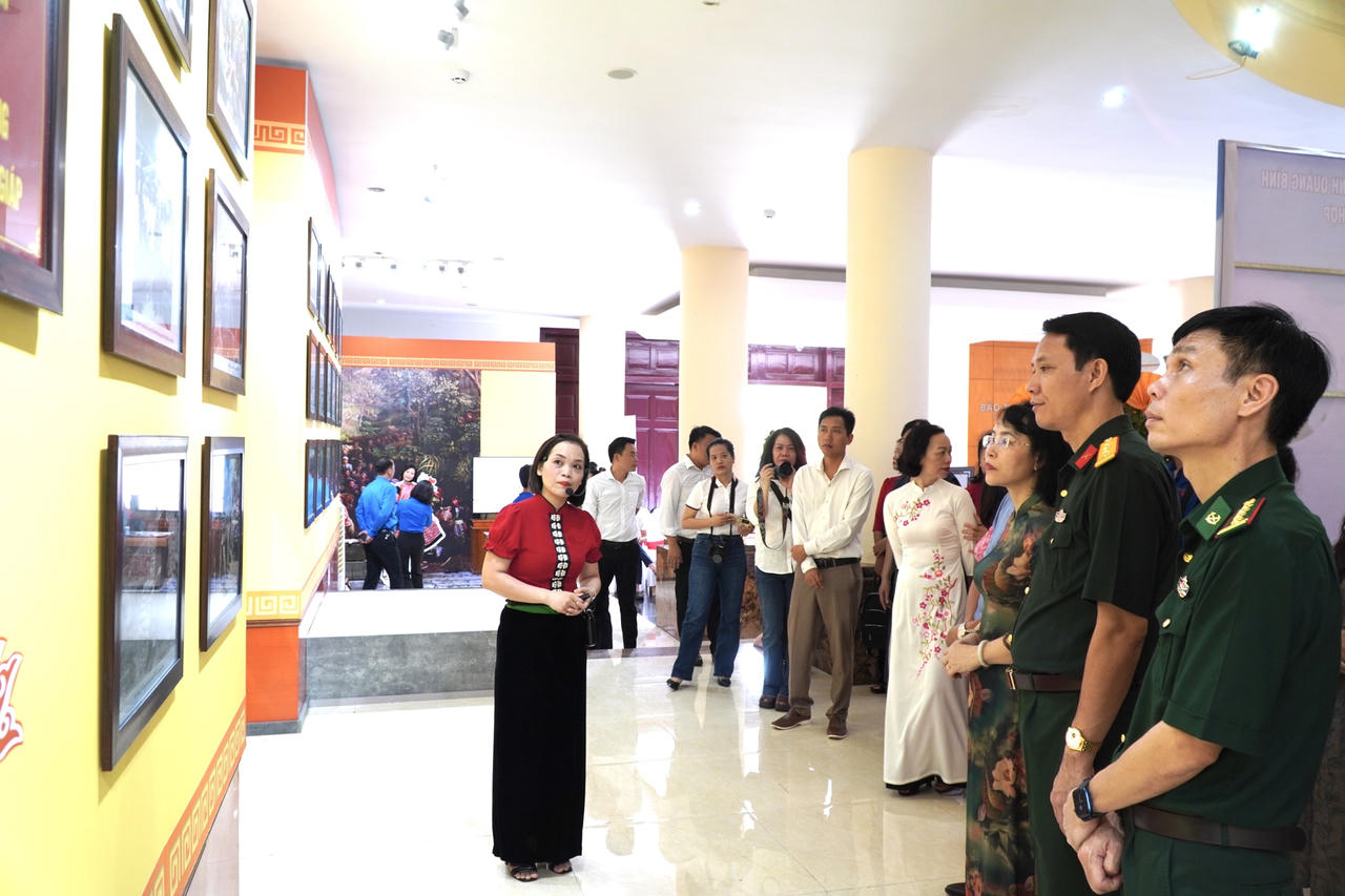 Trưng bày 103 bức ảnh Đại tướng Võ Nguyên Giáp với Điện Biên Phủ tại Quảng Bình