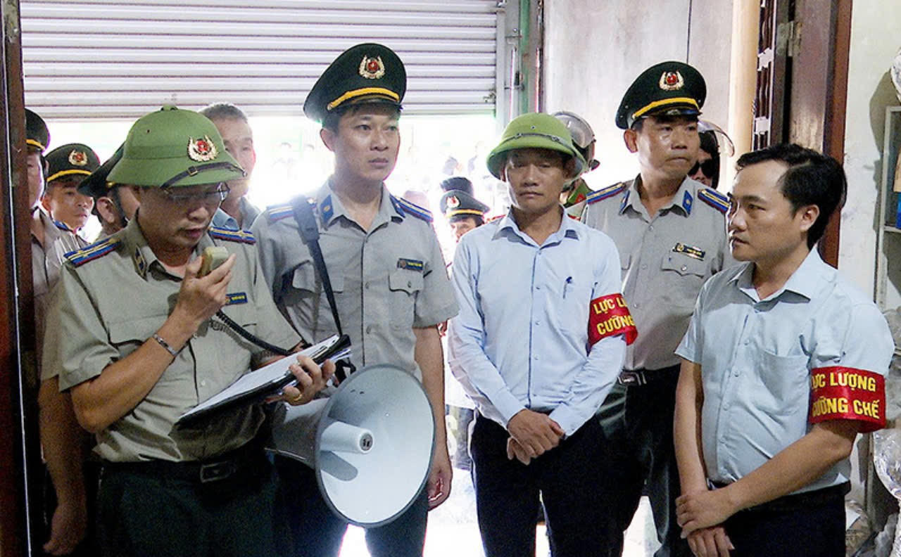 Cưỡng chế thành vụ thi hành án kéo dài hơn 10 năm ở Quảng Bình