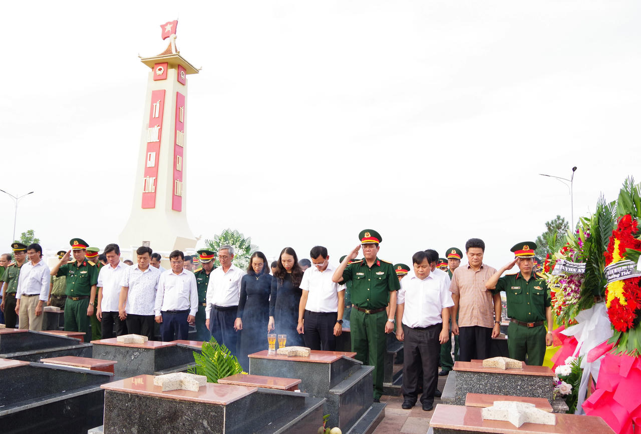 Truy điệu và an táng 1 hài cốt liệt sĩ tại huyện Phú Lộc