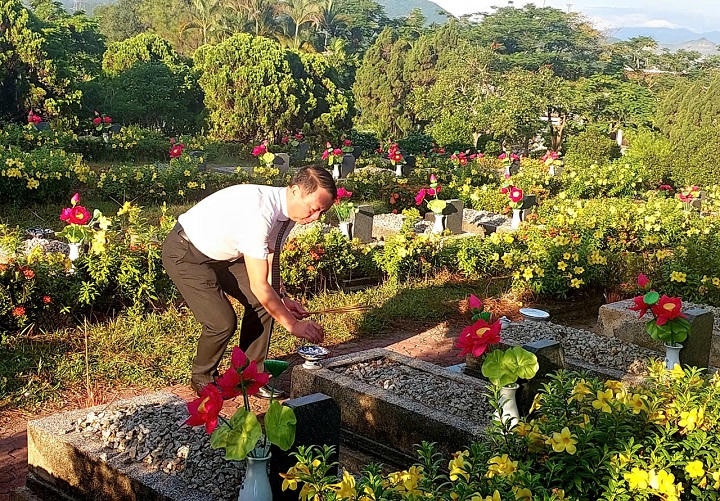 Lãnh đạo TP Huế dâng hương các anh hùng liệt sĩ nhân kỷ niệm 79 năm ngày Quốc khánh